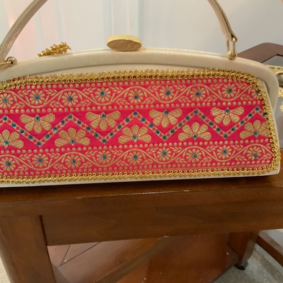 So She Embroidered Sequin Gold Bow Handmade Elegant Purse - Picture 6 of 12